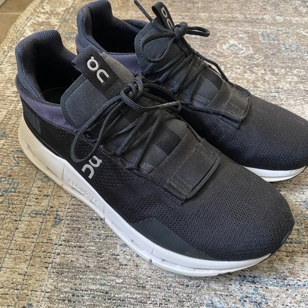 LIKE NEW Mens On Clouds 9.5